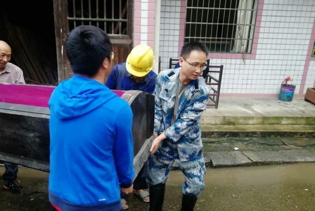 镇干部帮助群众转移物资