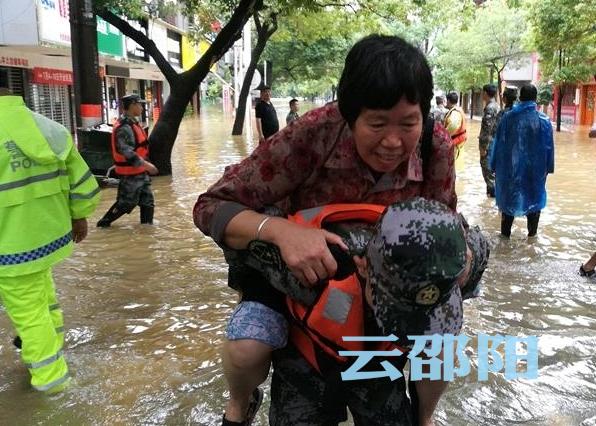 洪水中，最是动人“迷彩”色