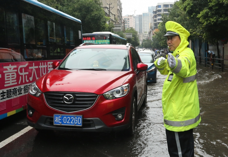 邵阳交警：全警上路抢险 力保道路通畅