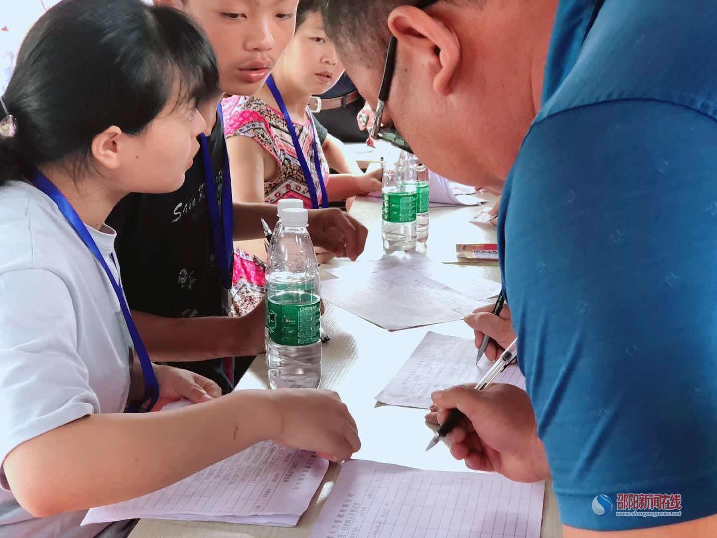 洞口县“就业扶贫”招聘会提供1300余个岗位