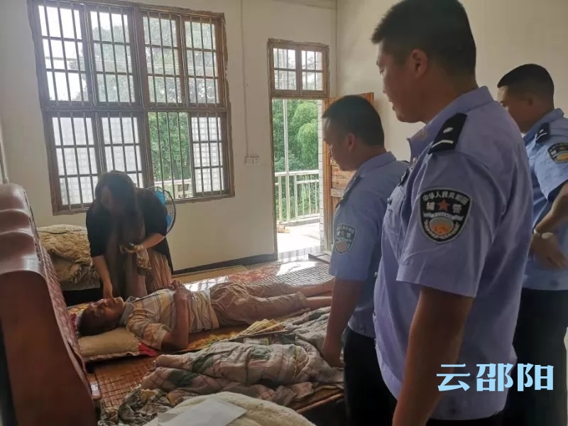 八旬留守老人反锁家门 驻村辅警紧急救援