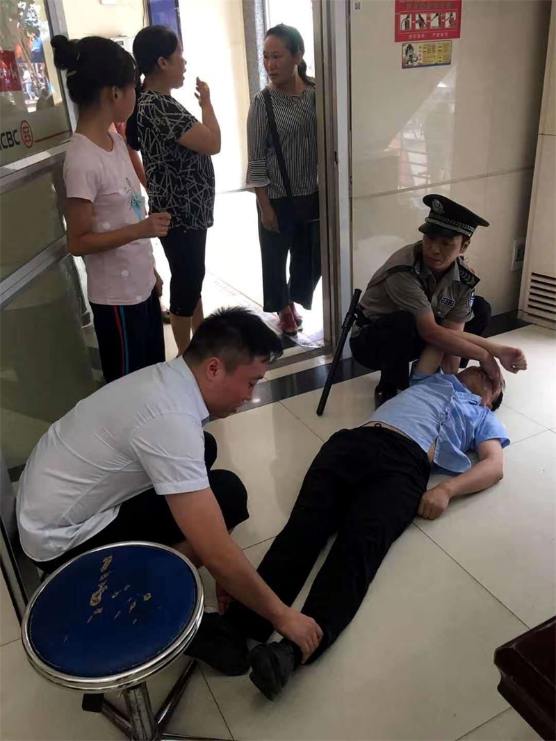 工商银行城步支行热心救助生病客户