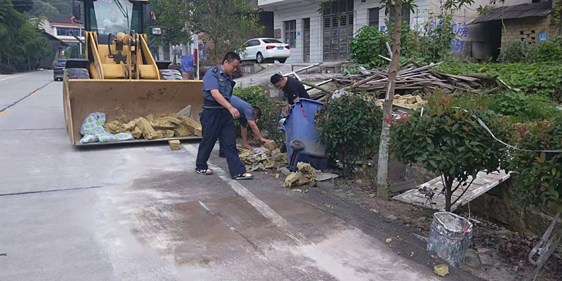 新邵县路政头顶烈日，清路障，保畅通