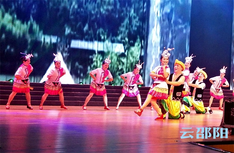 双清区举行“庆祝新中国成立70年”群众文艺汇演