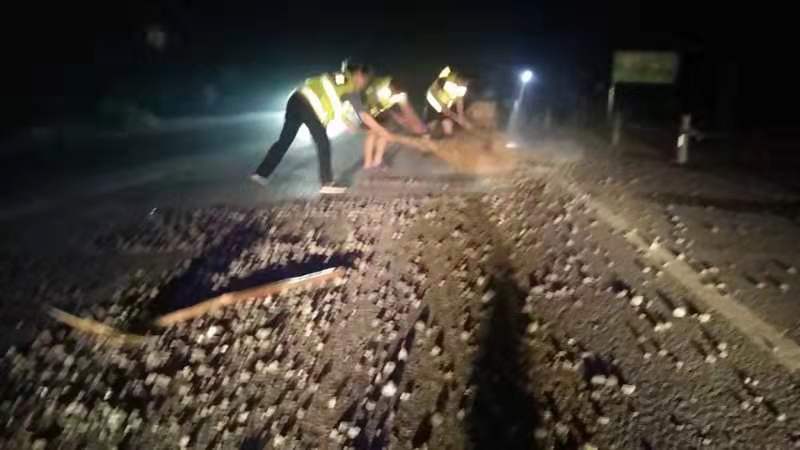 群众在家族微信群为隆回公路人点赞