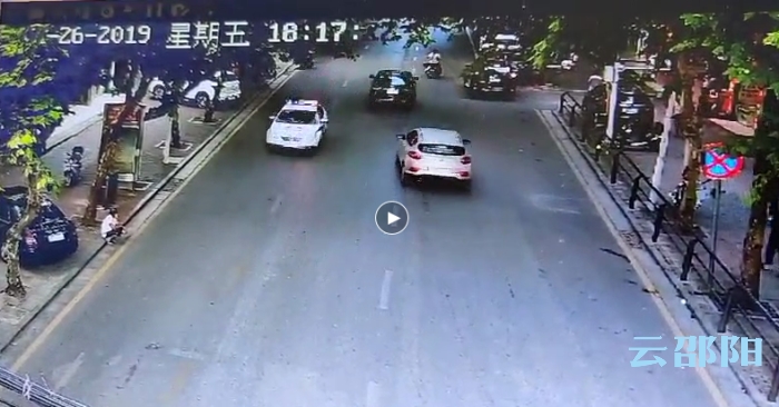 乘客突发疾病  邵阳交警与热心司机联手紧急送医