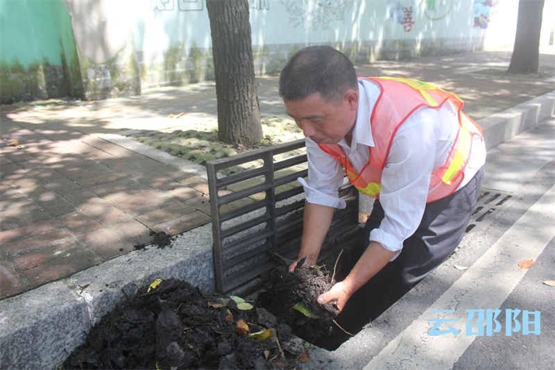 邵阳拍客丨高温下守护城市清洁的环卫工人