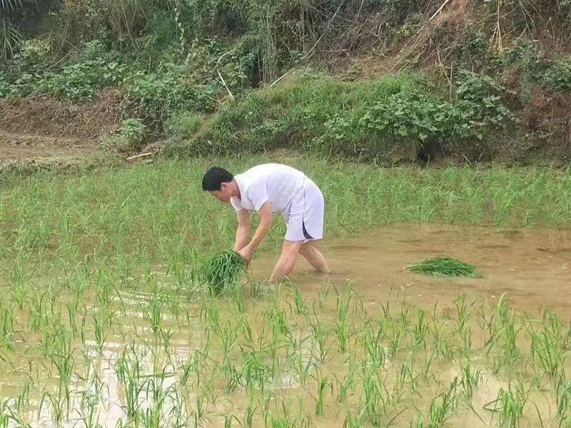 做一名“接地气”的扶贫干部——记邵阳县工商联驻团结村帮扶工作队队员方海兵