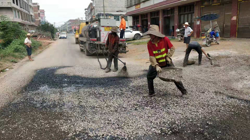 新邵县公路人战高温斗酷暑保畅通