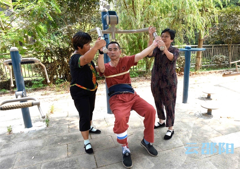哥哥突发脑溢血 妹妹悉心照顾