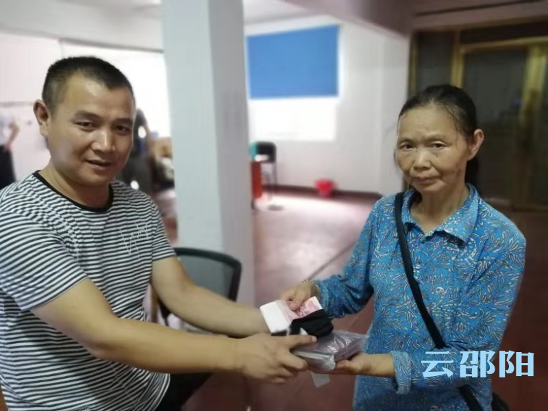 6500元现金“完璧归赵”  点赞邵阳这名公交司机善举！