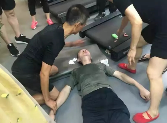 老人健身房内倒地昏迷，60岁退休护士紧急做心肺复苏20分钟施救