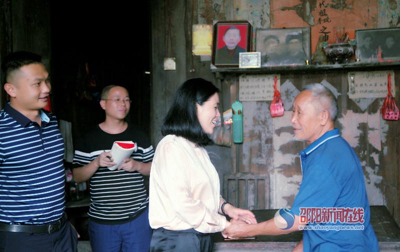 姚文娟：把贫困户当亲人 再忙不忘走穷亲