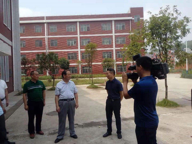 湖南省教育电视台专题报道新宁县推进义务教育“一校一策”特色工作
