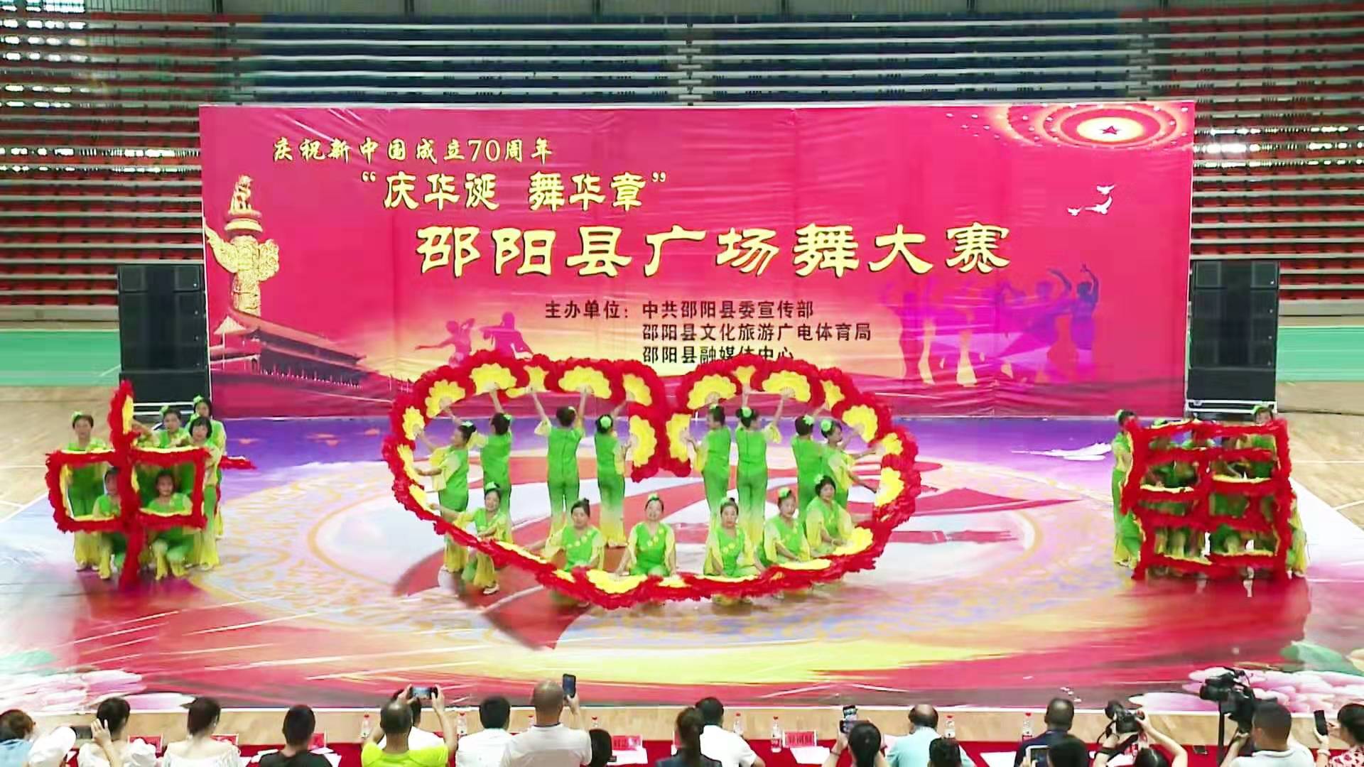 谷洲镇广场舞代表队《走进新时代》.jpg