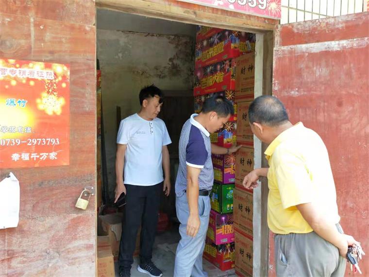 绥宁县应急管理局深入麻塘乡突击检查烟花爆竹