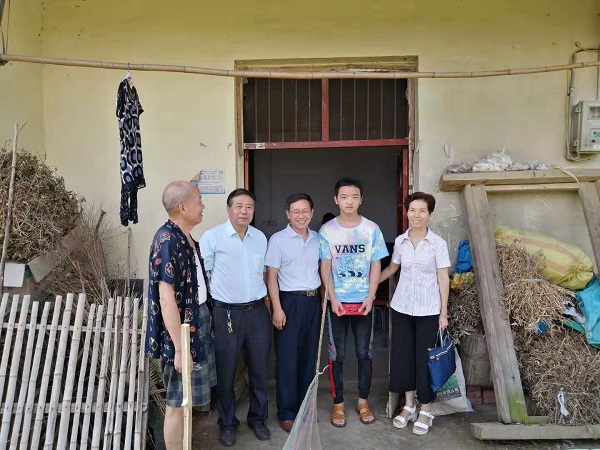 邵阳县民政局老干党支部扶贫助学献余热