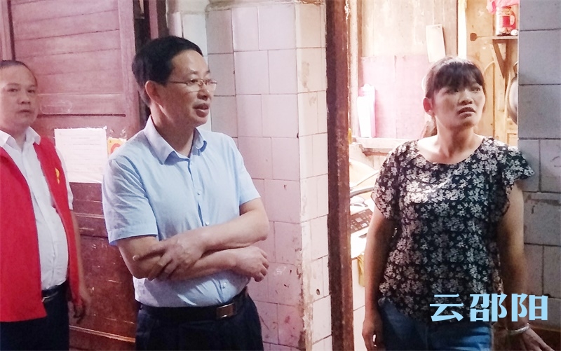 李志雄到邵府街社区走访慰问