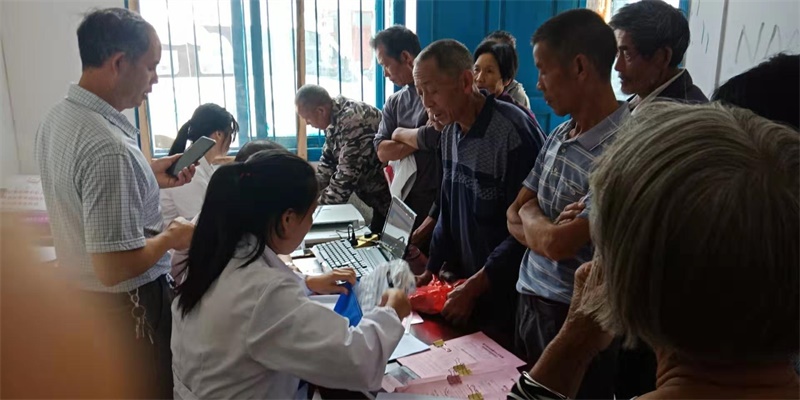 新宁县水庙镇中心卫生院家庭医生服务分队​认真开展健康扶贫入户随访义诊服务