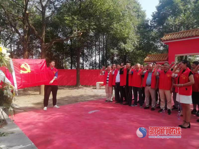 邵东市公路建设养护中心赴团山烈士陵园接受革命传统教育