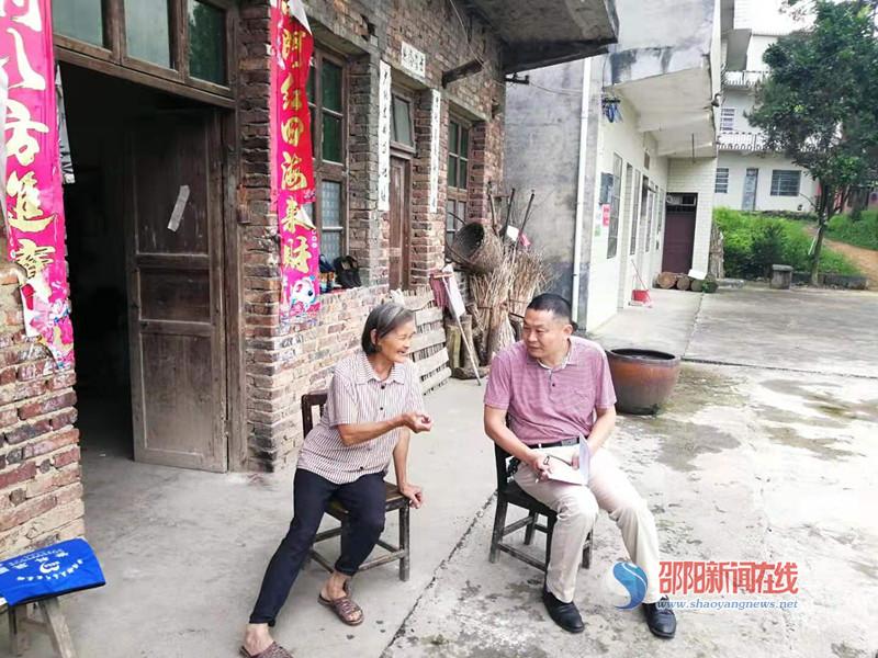 邵阳市生态环境局隆回分局深入贫困村入户走访践初心