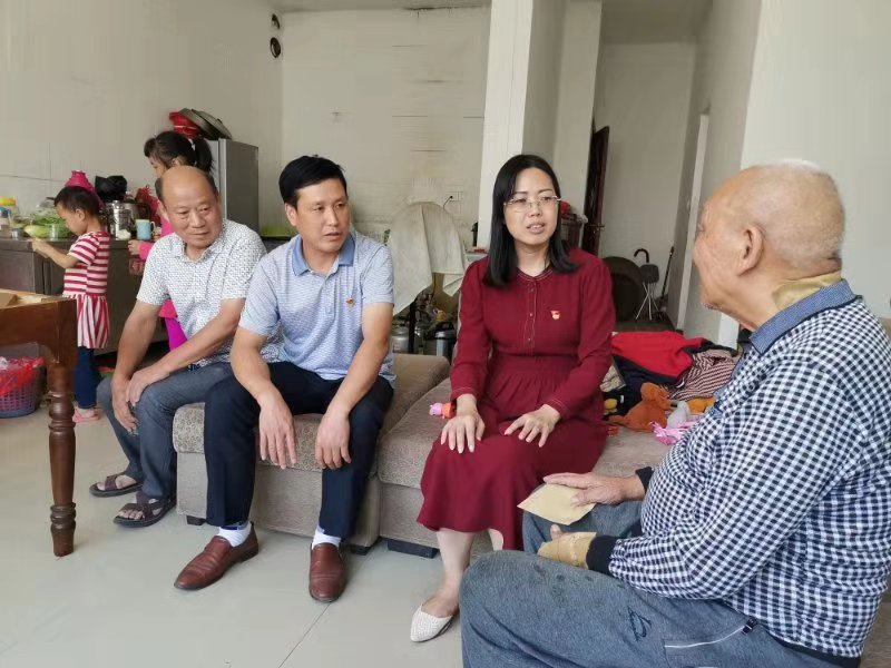 隆回县花门街道办事处给4名困难党员带去党的温暖