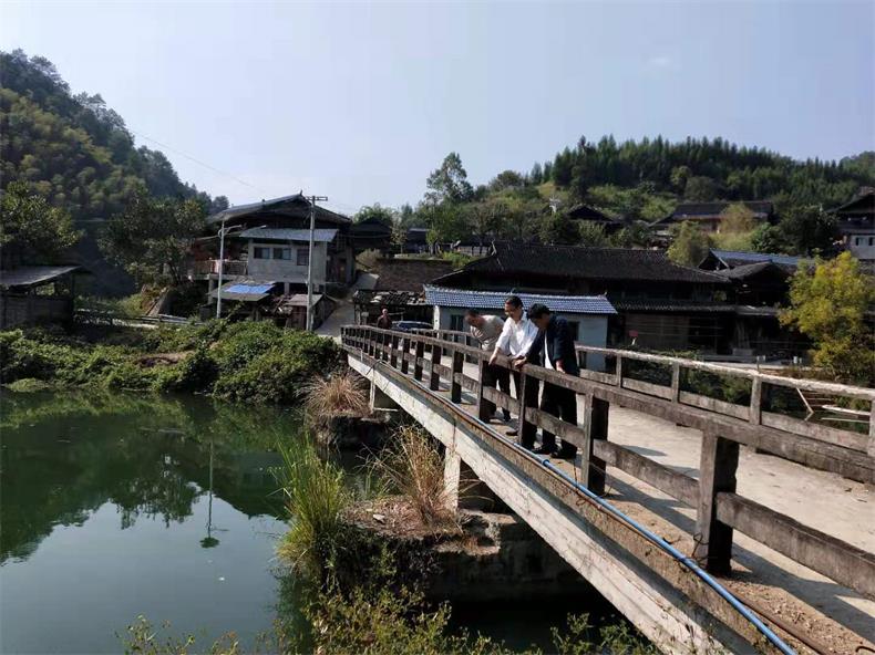 绥宁县麻塘乡党政主要领导开展巡河工作