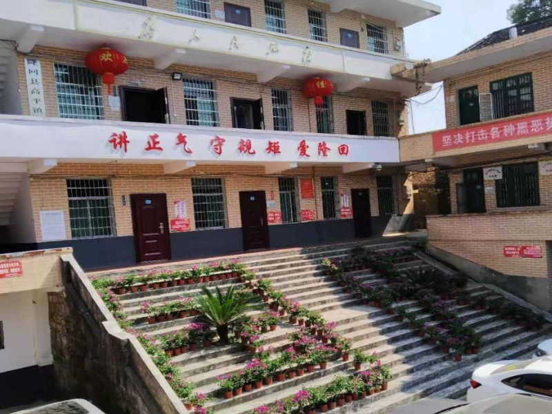 隆回高平镇积极营造国庆喜庆氛围