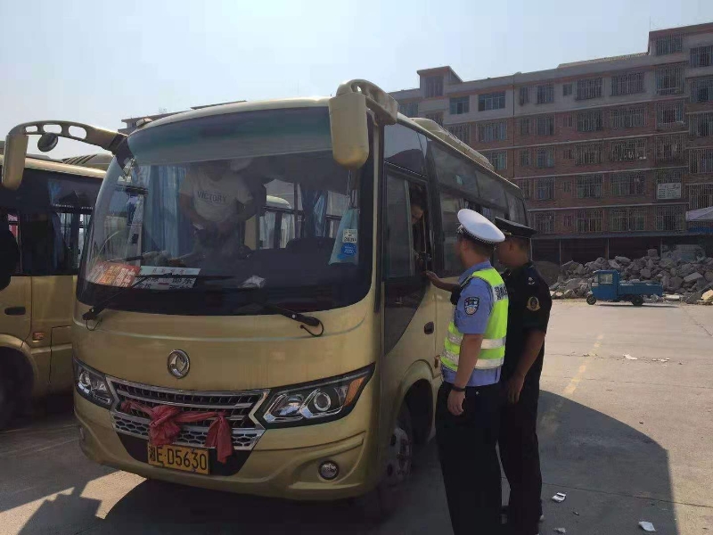 新邵运管所联合交警中队严查客运车辆