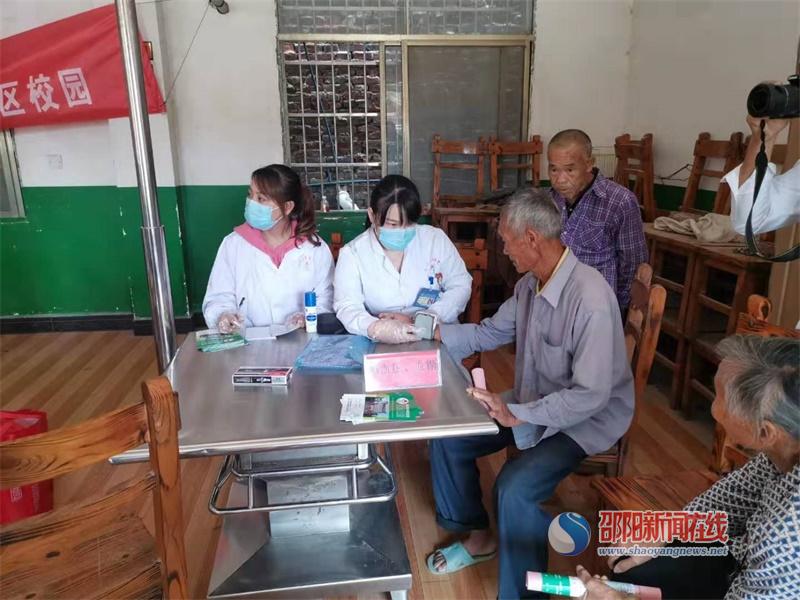 邵阳县郦家坪镇杉木桥养老院开展健康中国专家义诊活动