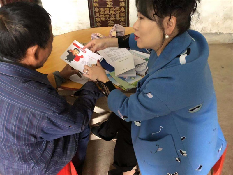 邵阳市生态环境局邵阳县分局将安全教育和禁毒工作延伸到“扶贫结对户”