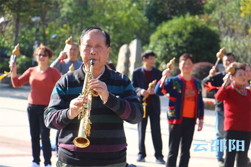 邵阳300余名乐器爱好者齐奏乐曲 庆祝新中国成立70周年