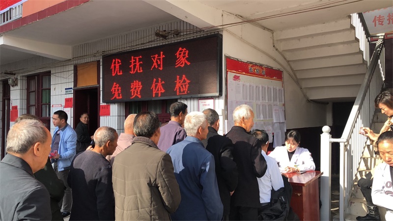 隆回退役军人事务局：送医送药情暖老兵