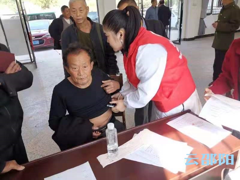 爱心义诊为退役老兵健康“把脉”