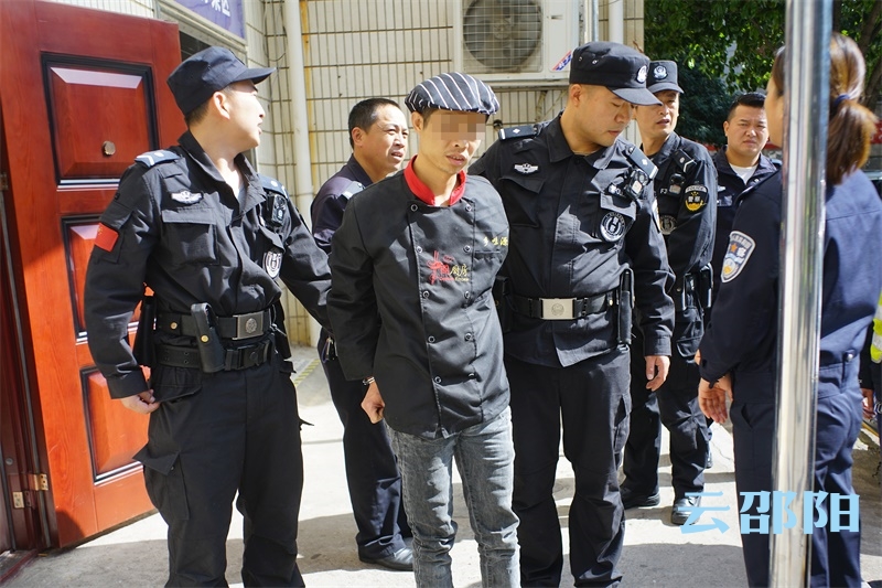 邵阳一男子推搡辱骂执勤辅警，被行拘5日
