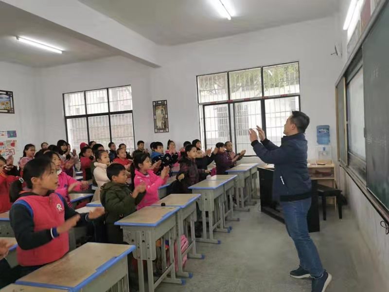 初心不改，行走在艺术教育的春天里 ——记武冈市邓家铺中心小学音乐教师秦勇