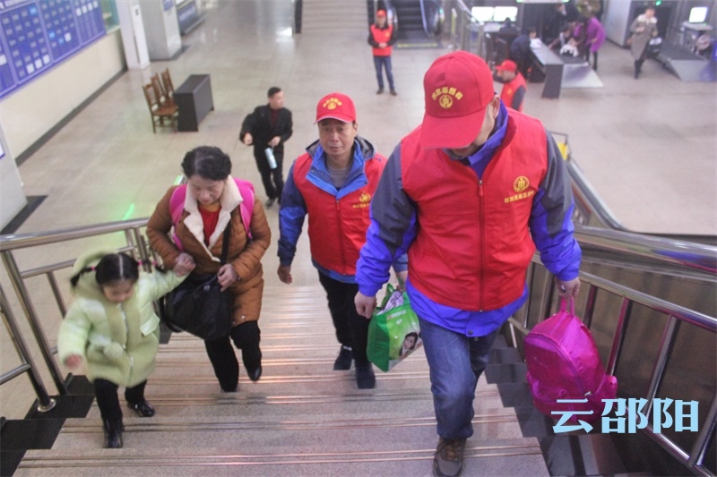 邵阳拍客丨流动的“红马甲”   温暖一座城