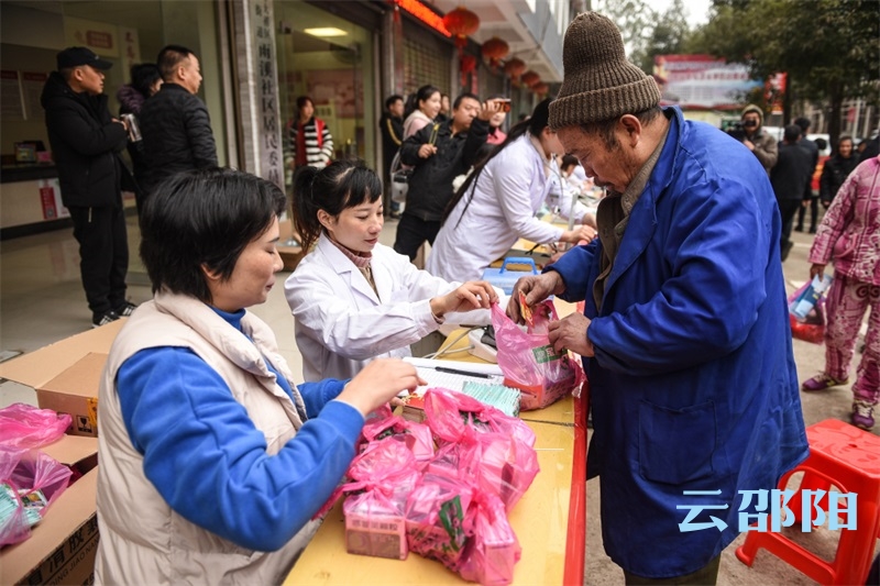 大祥区总工会、医保局开展义诊活动