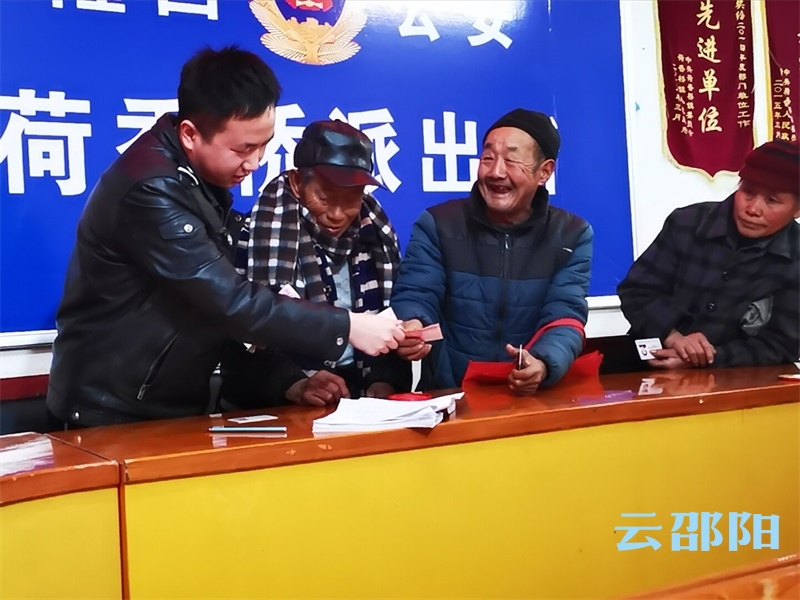 银行保安专对取款老人下手，终被隆回警方擒获