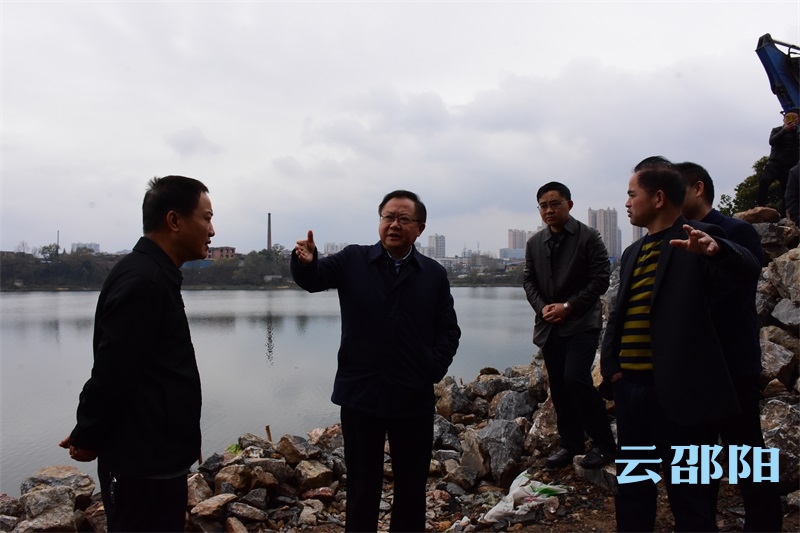 关于加快市区棚户区改造和防洪堤建设，龚文密这么说