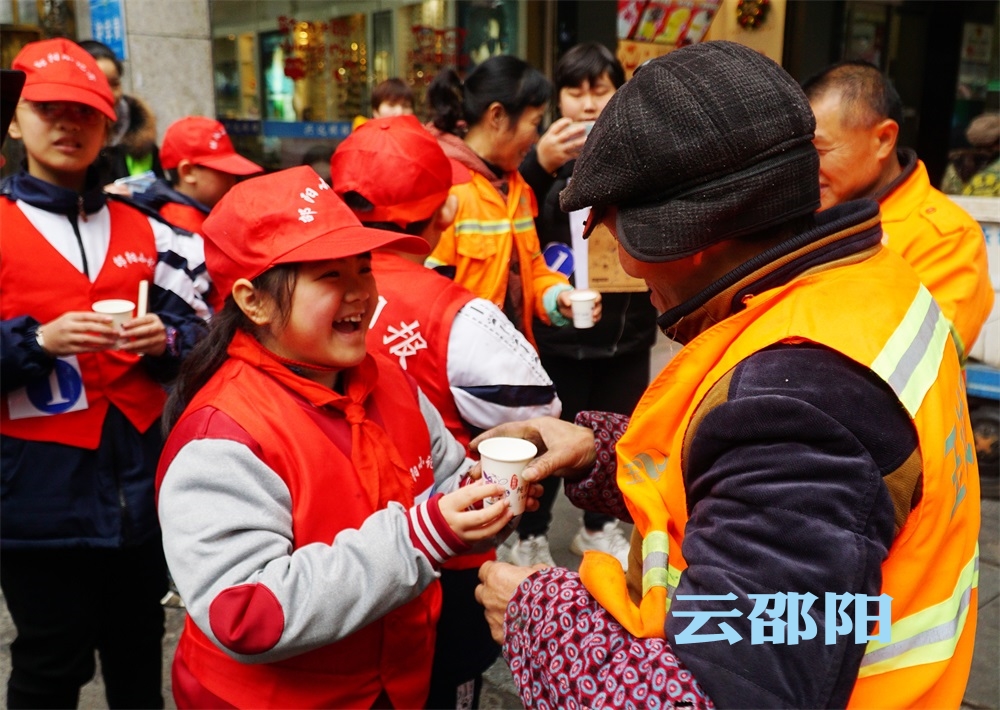 暖心！寒冷冬日，邵阳市小记者走上街头为一线劳动者送温暖