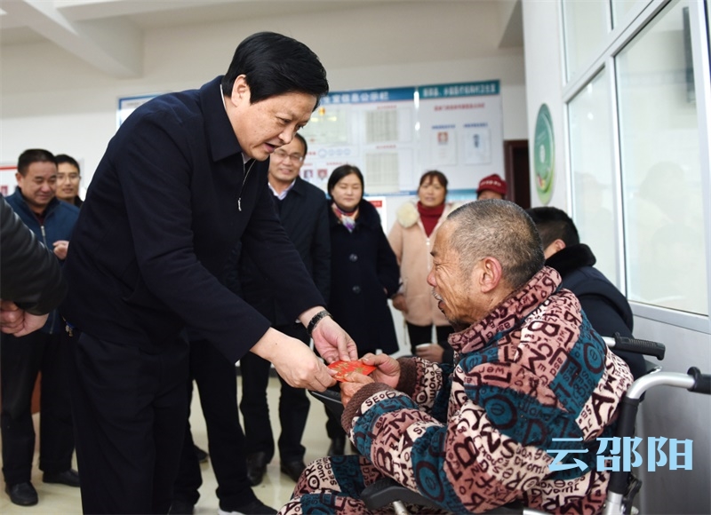 李万千赴新邵走访慰问特困群众