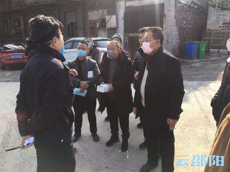 双清区人大代表为社区一线人员送去300个口罩