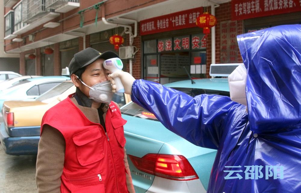 邵阳市区：出租车辆每日进场检查  守护乘客健康