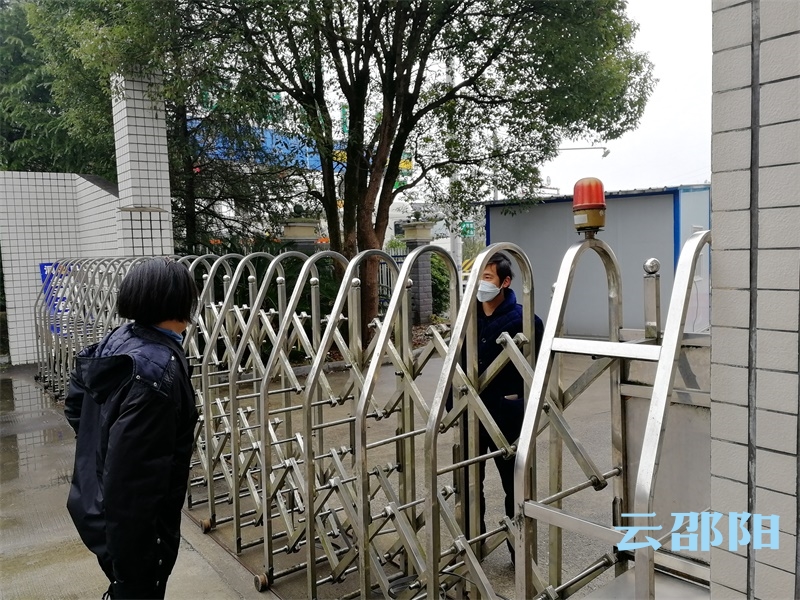 一线抗疫日记丨结婚纪念日，夫妻两人隔门相望