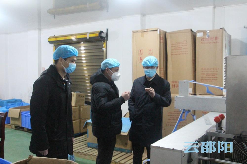 刘事青再次到邵东两家防疫物资生产企业看生产问困难解难题