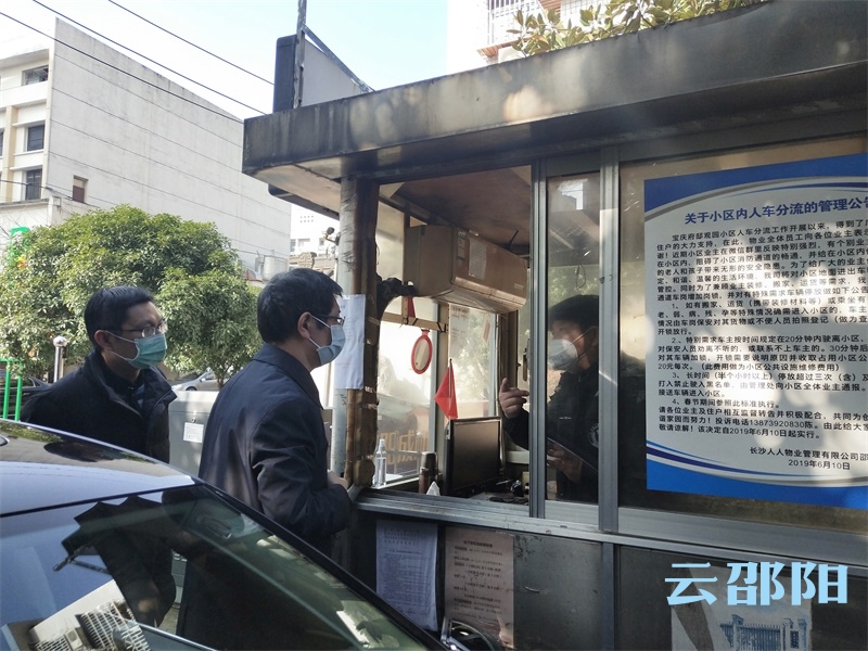 刘事青暗访督查市城区社区疫情防控工作