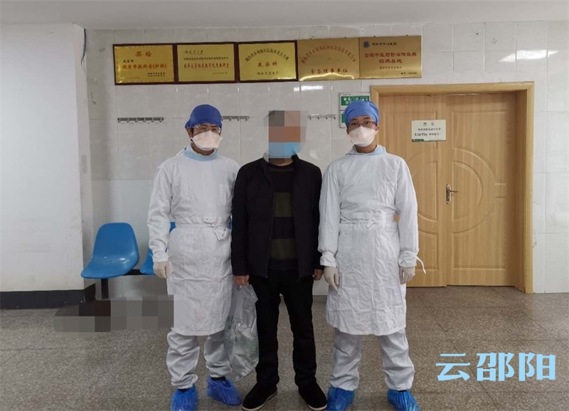 邵阳1名危重症肺炎患者出院回家