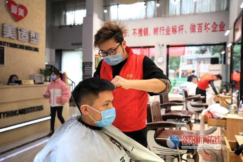 邵阳市中心医院团委：爱心义剪暖人心  助力一线战疫情