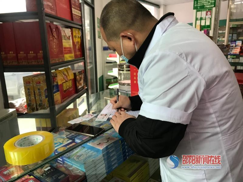 新邵县龙溪铺市场监管所督导辖区内定点平价口罩销售